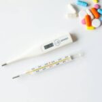 Koude rillingen zonder koorts: Wat betekent het en wanneer moet je je zorgen maken?